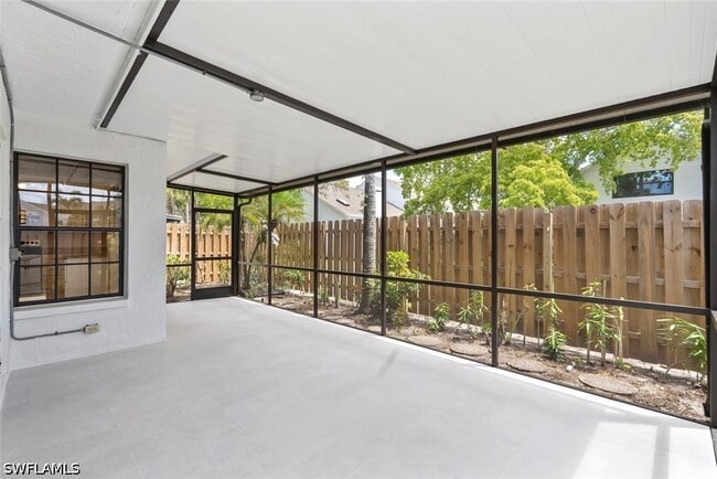 Building Photo - 879 Meadowland Dr