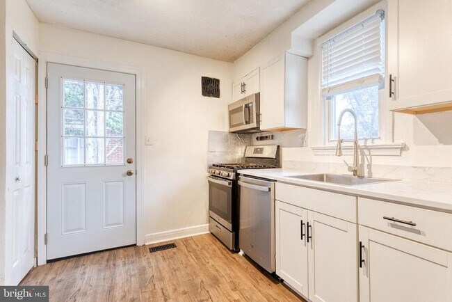 Building Photo - 5412 Clifton Ave