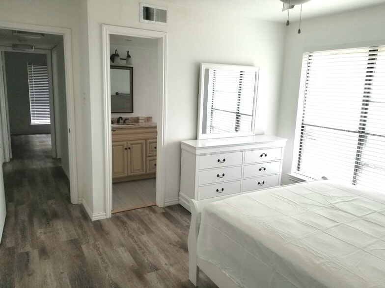 Building Photo - 5750 Phoenix Dr