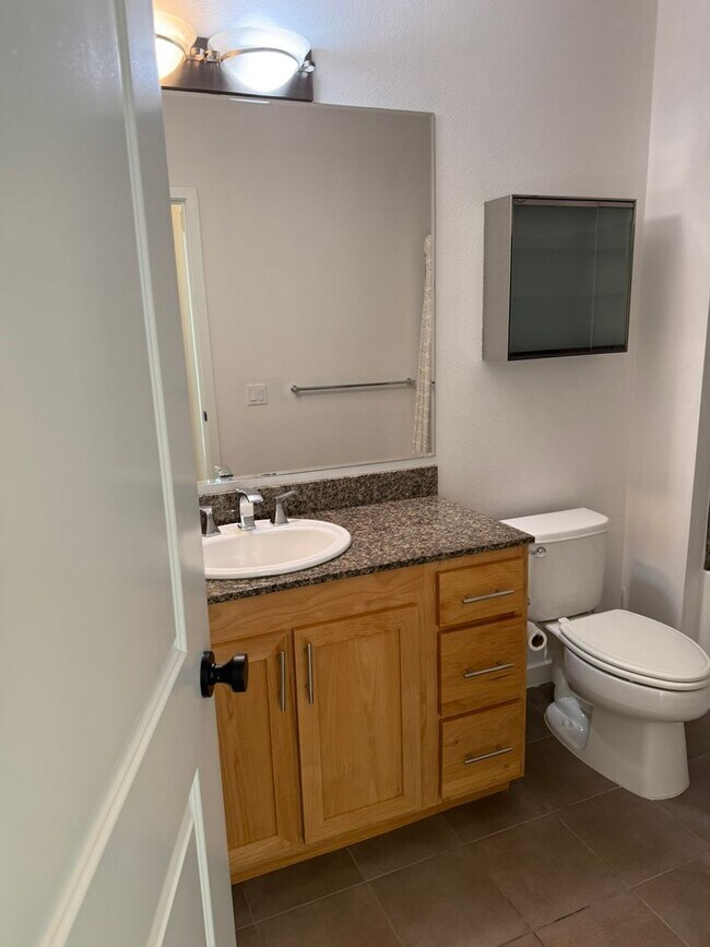 Building Photo - 1bd/1ba Kirkland Condo