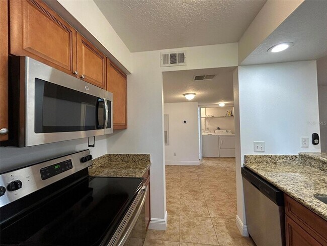 Building Photo - 220 Riverbend Dr