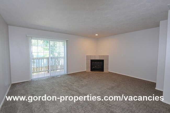 Building Photo - NE Halsey St - Gresham 2 bedroom townhouse with den/office