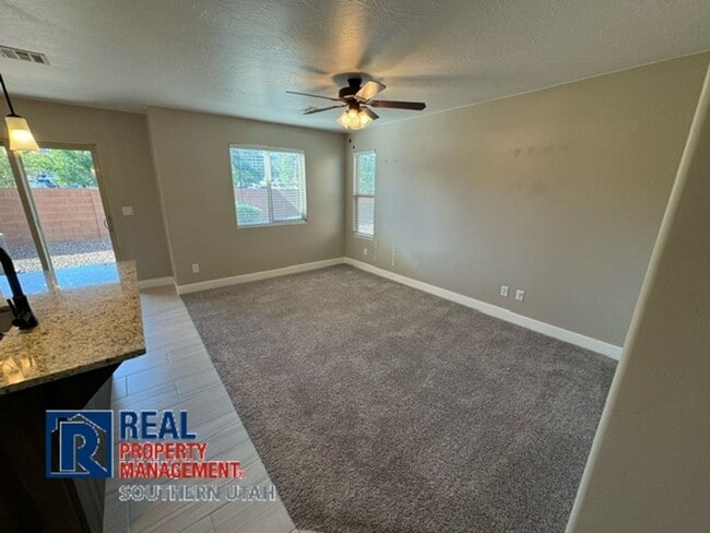Building Photo - Desert Hills Townhome