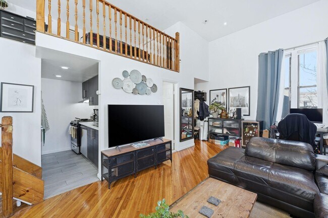 Building Photo - 174 Grand St