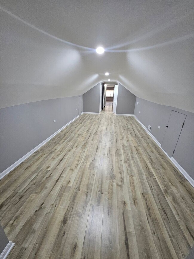 Building Photo - 6136 S Richmond St