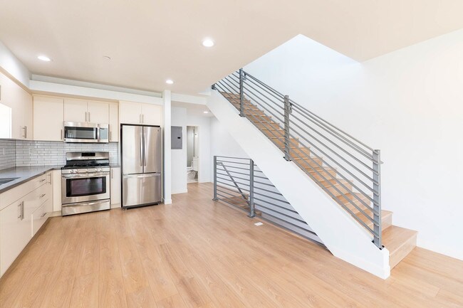 Building Photo - 756 N Ridgewood Pl