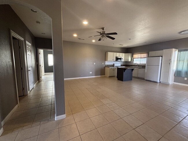 Building Photo - Charming Home Located in California City