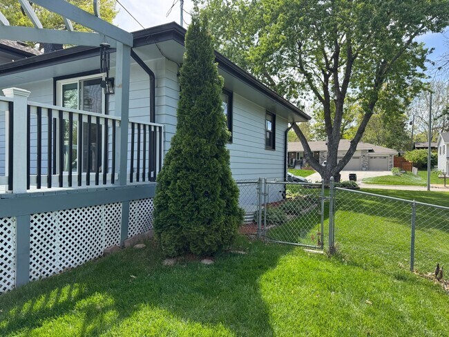 Building Photo - Stunning 4 Bed, 3 Bath Home with Backyard ...