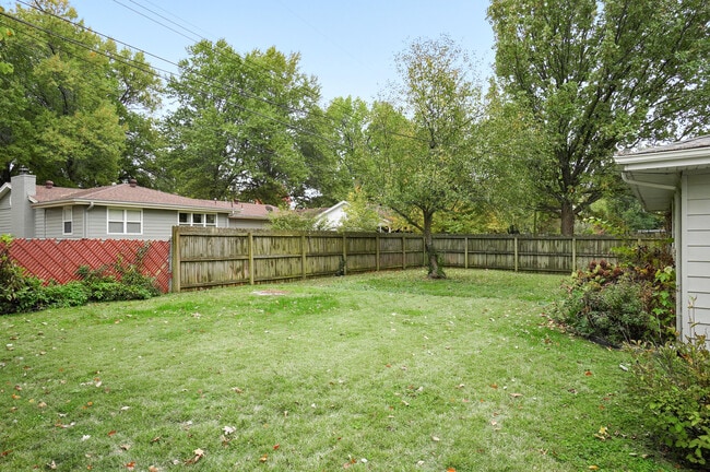 Building Photo - 2422 S Kickapoo Ave