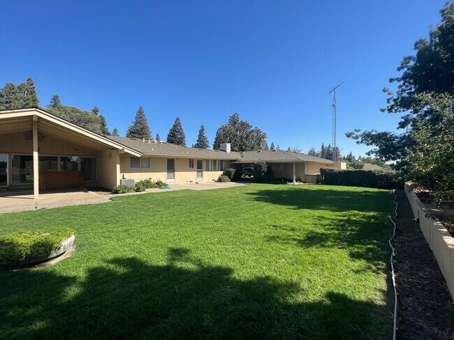 Building Photo - Custom home located next to Oakdale Country Club!