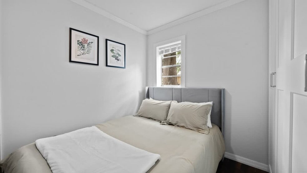 Building Photo - 720 1/2 West Woodlawn Avenue-SI ID1271928P