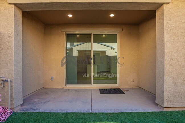 Building Photo - 680 E Ginko Ave