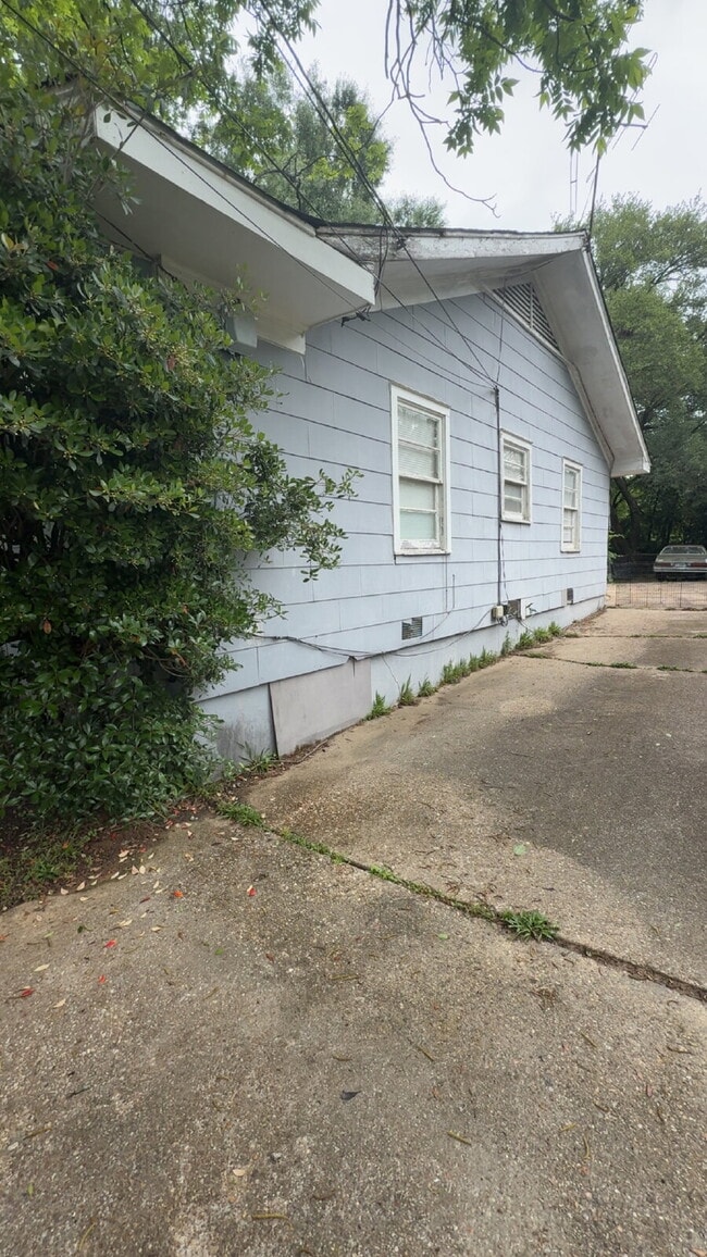 Building Photo - Affordable Duplex in Fondren!