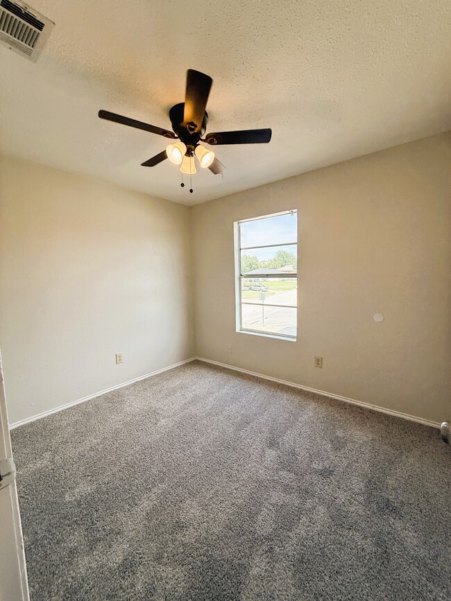Building Photo - 1025 NW Summercrest Blvd