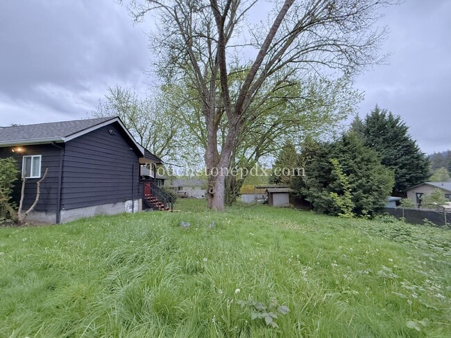 Building Photo - Bright Milwaukie Home with Deck and Large Yard!