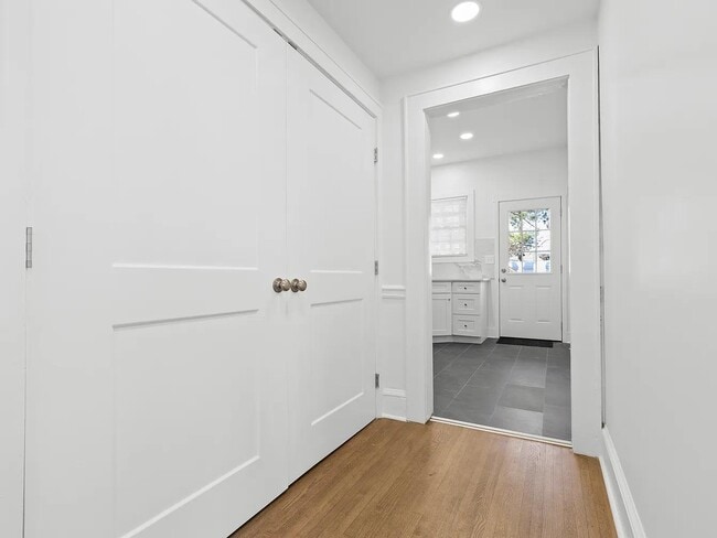 Building Photo - 2112 Crescent Ave