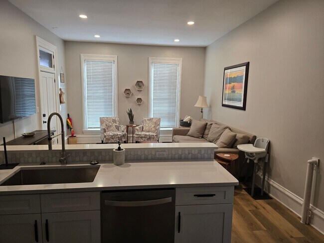 Building Photo - Full Furnished 2 Bed/1 Bath with Utilities Included