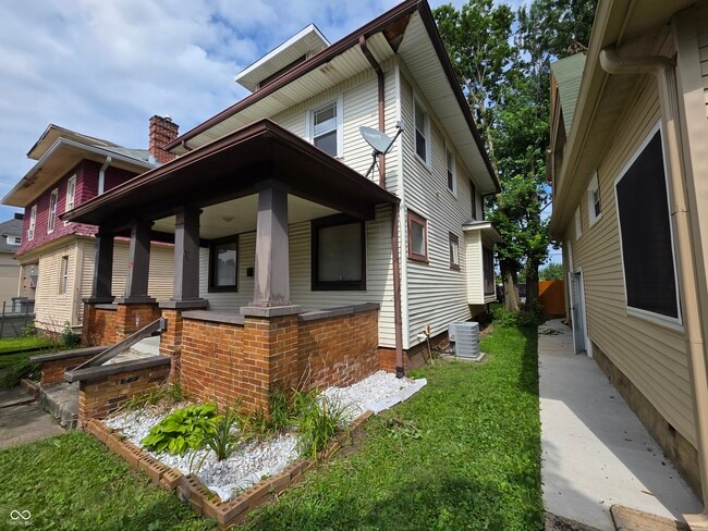 Building Photo - 3179 N Kenwood Ave