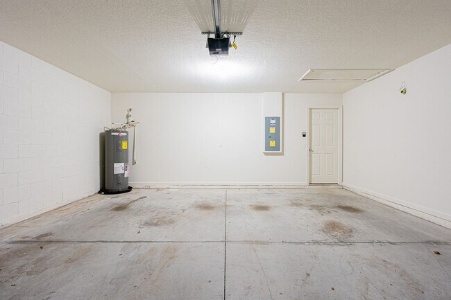 Building Photo - 3/2 Split Plan Home in Cypress Place