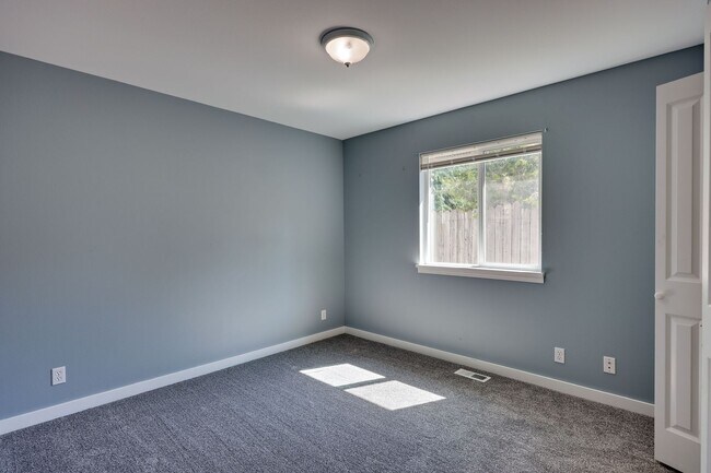 Building Photo - Poulsbo Home