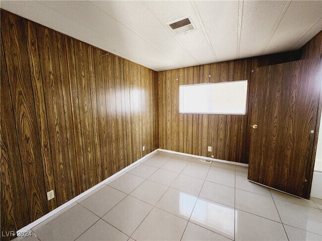 Building Photo - 6135 Carlsbad Ave