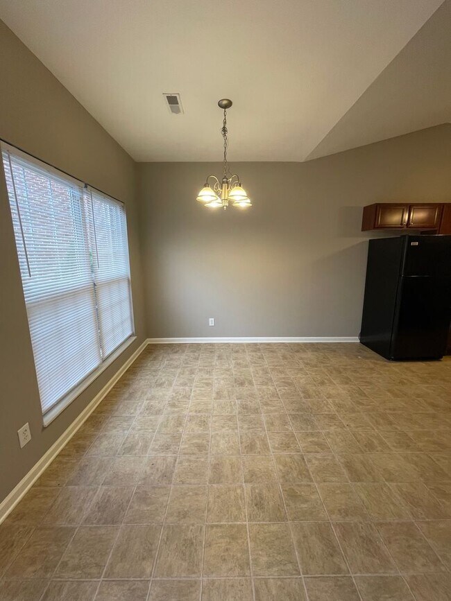 Building Photo - 2 bed, 2 bath, 2 car garage ranch style home in N. Knoxville