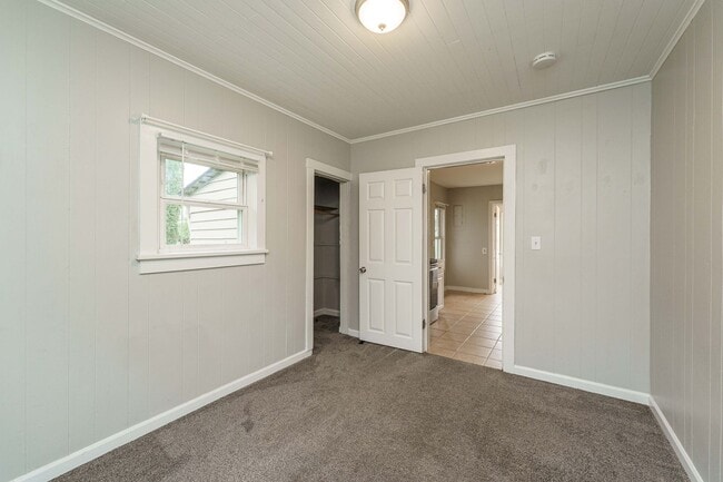 Building Photo - 2 Bedroom 1 Bath SIngle Family Home With L...