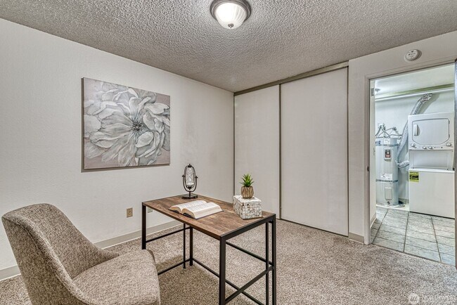 Building Photo - Union Bay Condo 2 bed/1 bath