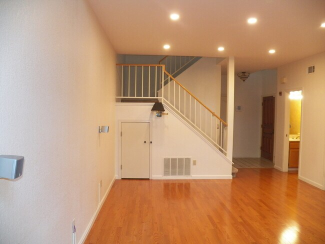 Building Photo - Spacious North San Jose Townhouse - Available Now!