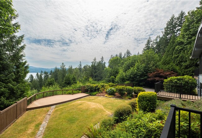 Building Photo - Elegant 4 bed home with Lake Sammamish Vie...