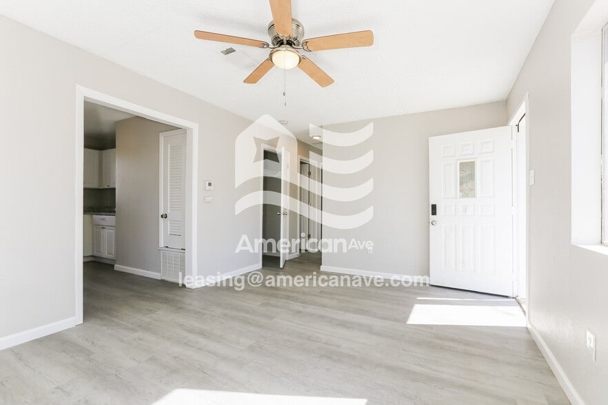 Building Photo - 1001 King St