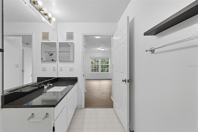 Building Photo - 5459 Vineland Rd