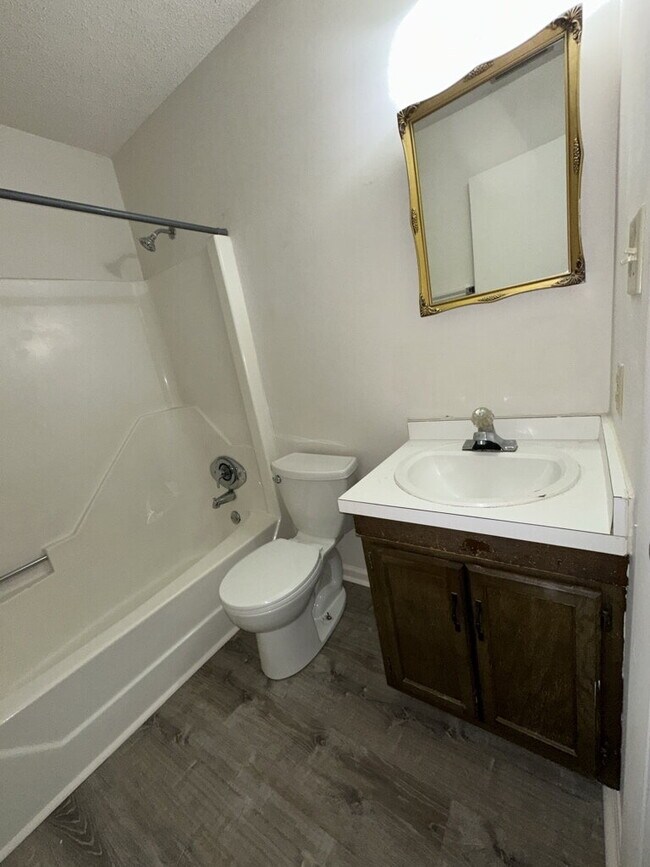 Building Photo - Charming 2 Bedroom, 1.5 Bath Townhome-103 Palace Circle