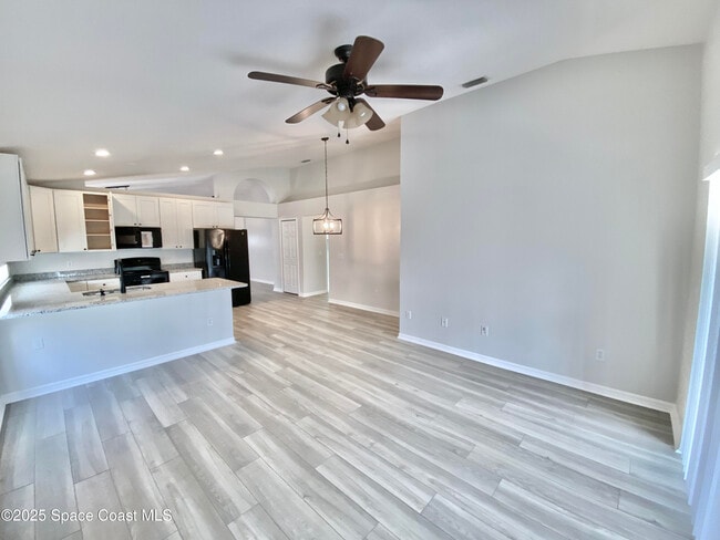 Building Photo - 1760 Sun Gazer Dr