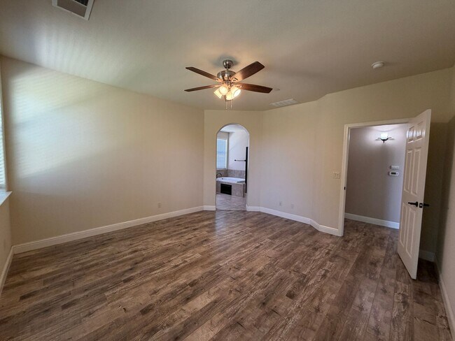 Building Photo - 5867 E Laurite Ave