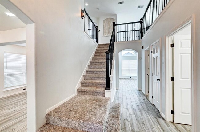 Building Photo - 12915 Stratford Heights Dr