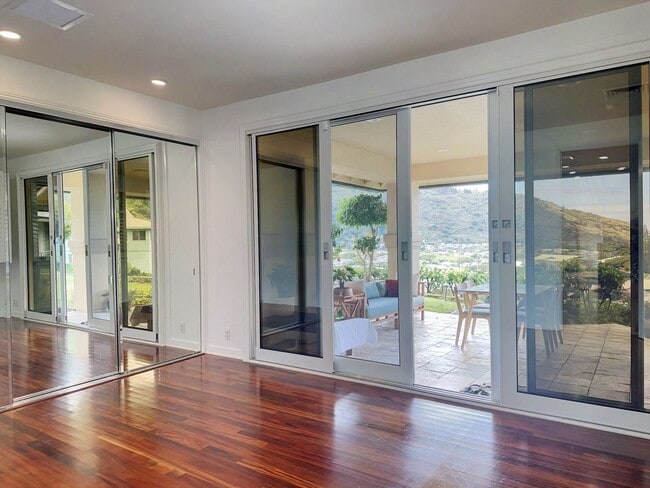 Building Photo - 2-Bedroom Executive Duplex in Serene Manoa...