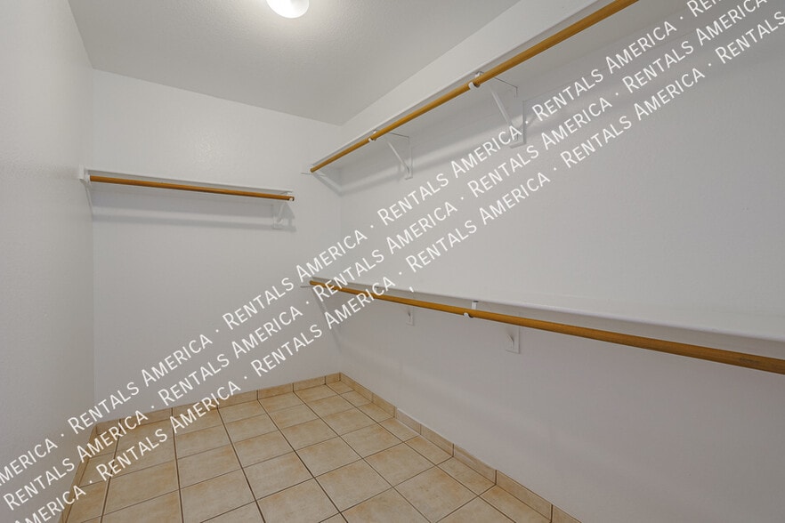 Building Photo - 6164 E Grandview St