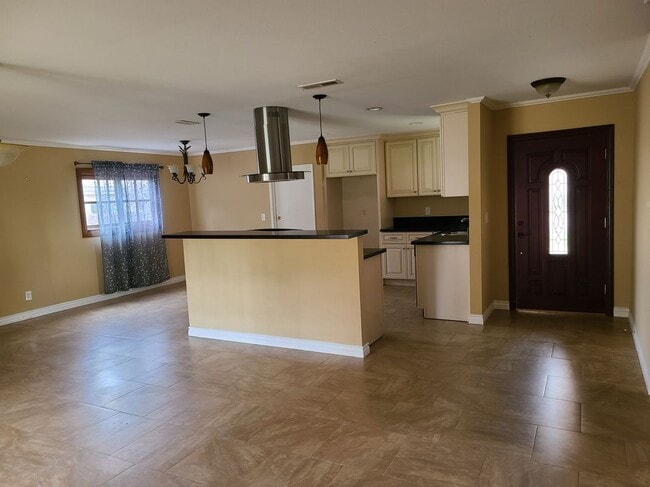 Building Photo - 15720 Rose Ln