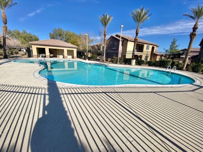 Building Photo - GORGEOUS 3 BEDROOM / 2 FULL BATH CONDO UNI...