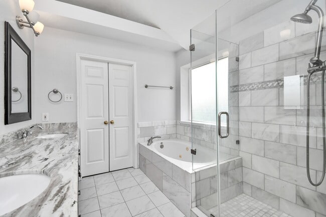 Building Photo - 15711 Rosewood Hill Ct