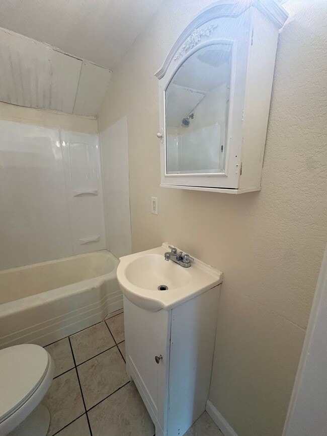 Building Photo - Etowah 37331 - Now available, 1-bedroom, 1-bath apartment conveniently located in Etowah! - Conta...
