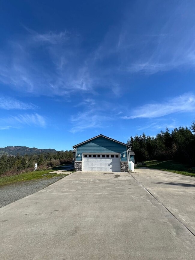 Building Photo - Beautiful Hilltop Country Home with Stunning Views