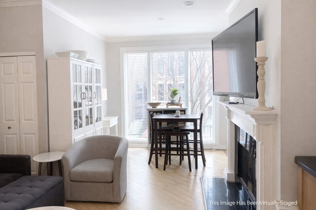 Building Photo - 852 N Paulina St