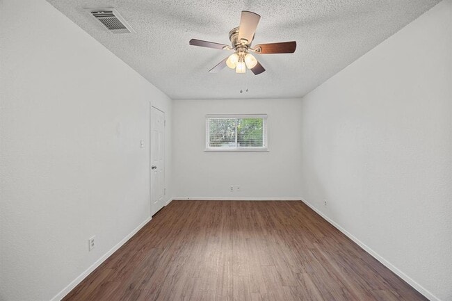 Building Photo - 6204 Linda Ln
