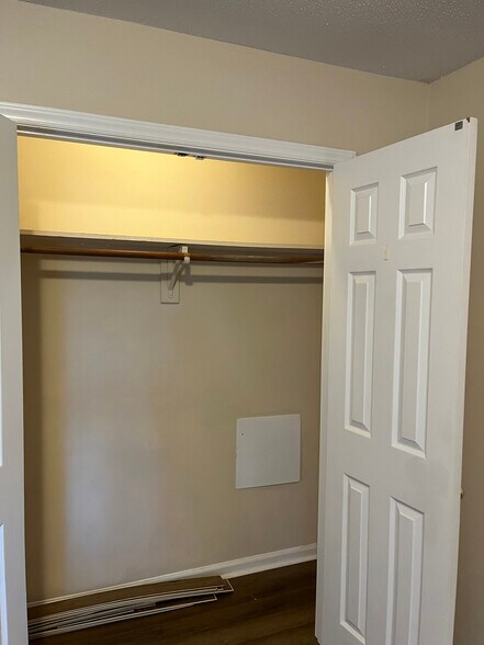 Building Photo - 906 W Chatham St