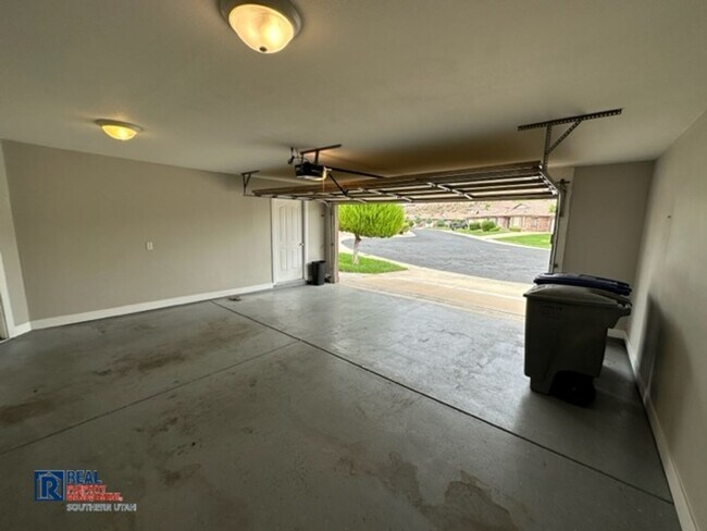 Building Photo - Legacy Townhome