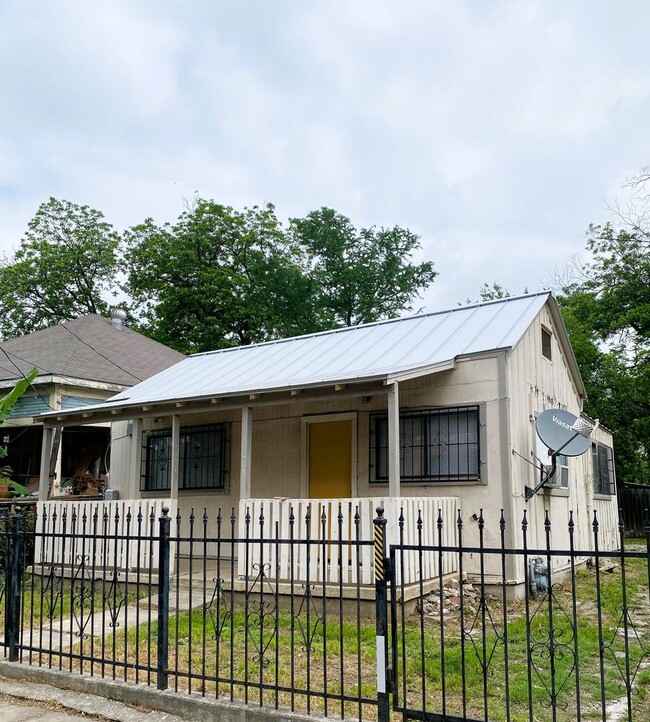 Primary Photo - 1517 El Paso St