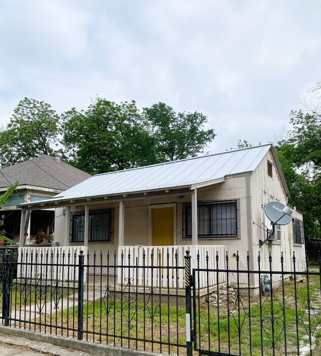 Building Photo - 1517 El Paso St