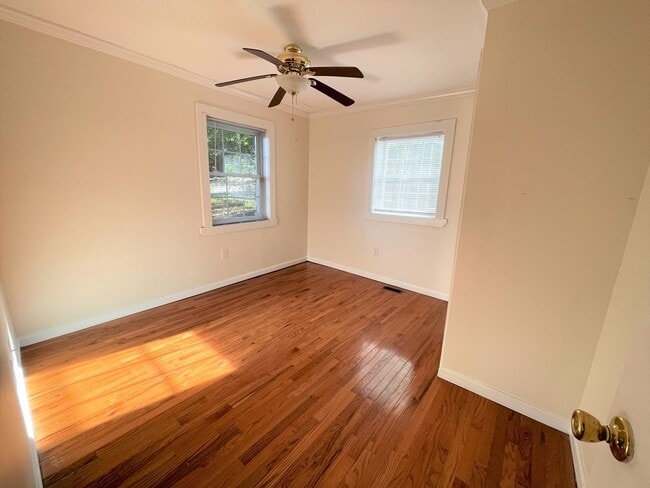 Building Photo - Nice 3br house w/ parking, central AC - wa...